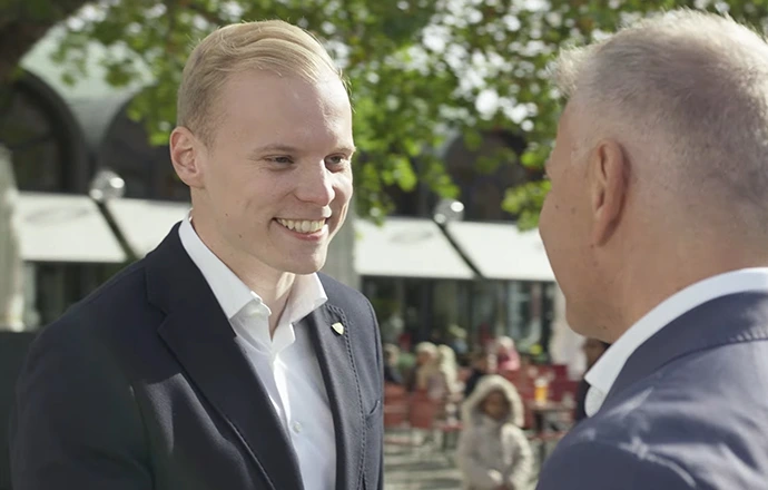 Junger Kollege wird als neues Teammitglied aufbenommen.